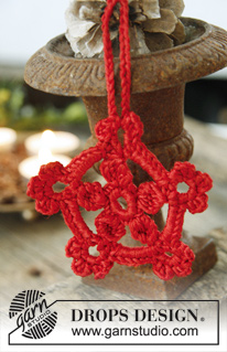 Snowfall in Love / DROPS Extra 0-1006 - DROPS Advent: DROPS vločka na vánoční stromek háčkovaná z příze Cotton Viscose. 
