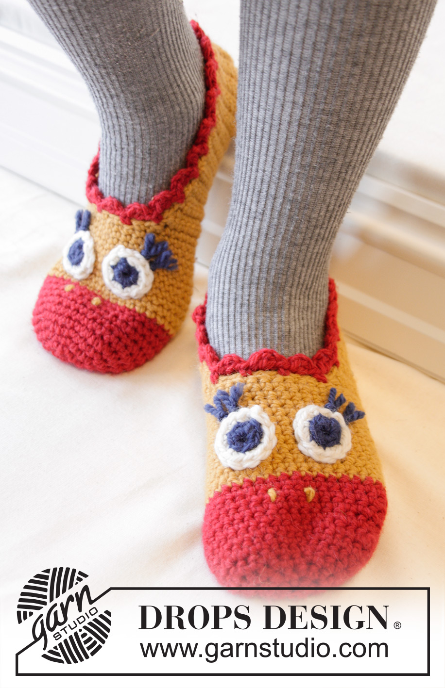Flapping Around / DROPS Extra 0-1024 - DROPS Easter: Crochet chicken slippers for adult and child in ”Nepal”.