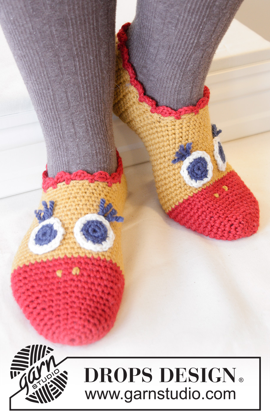 Flapping Around / DROPS Extra 0-1024 - DROPS Easter: Crochet chicken slippers for adult and child in ”Nepal”.