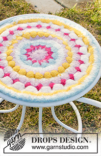 Spring Sun / DROPS Extra 0-1098 - Pascua DROPS: Cojín para silla DROPS en ganchillo, fieltrado, con patrón de franjas en 2 hilos “Snow”.