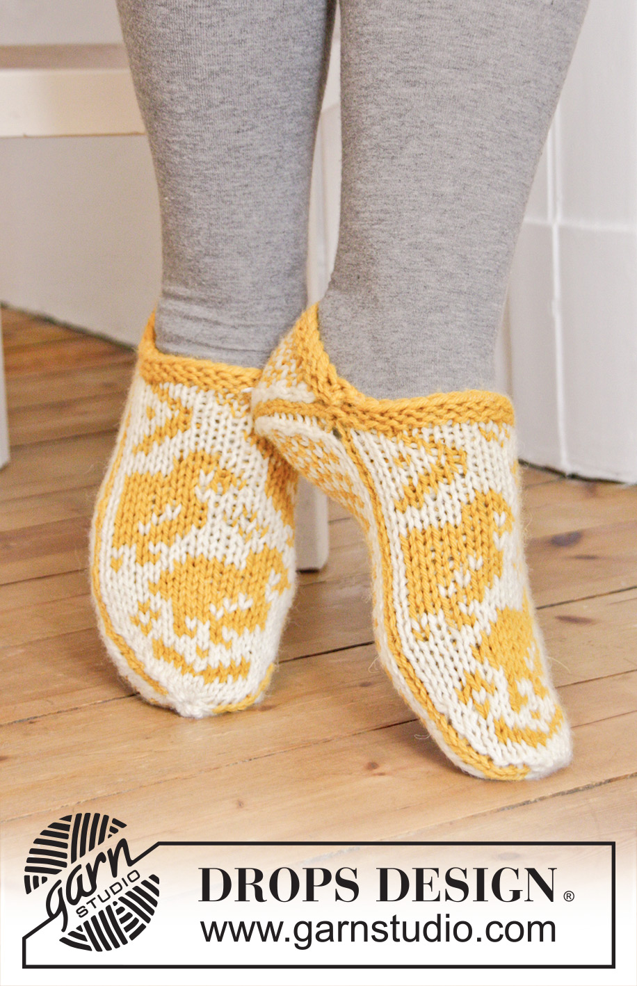 Tip Tip Toe / DROPS Extra 0-1101 - DROPS Easter: Knitted DROPS slippers with chicken in Norwegian pattern in Nepal. Size 35 - 43