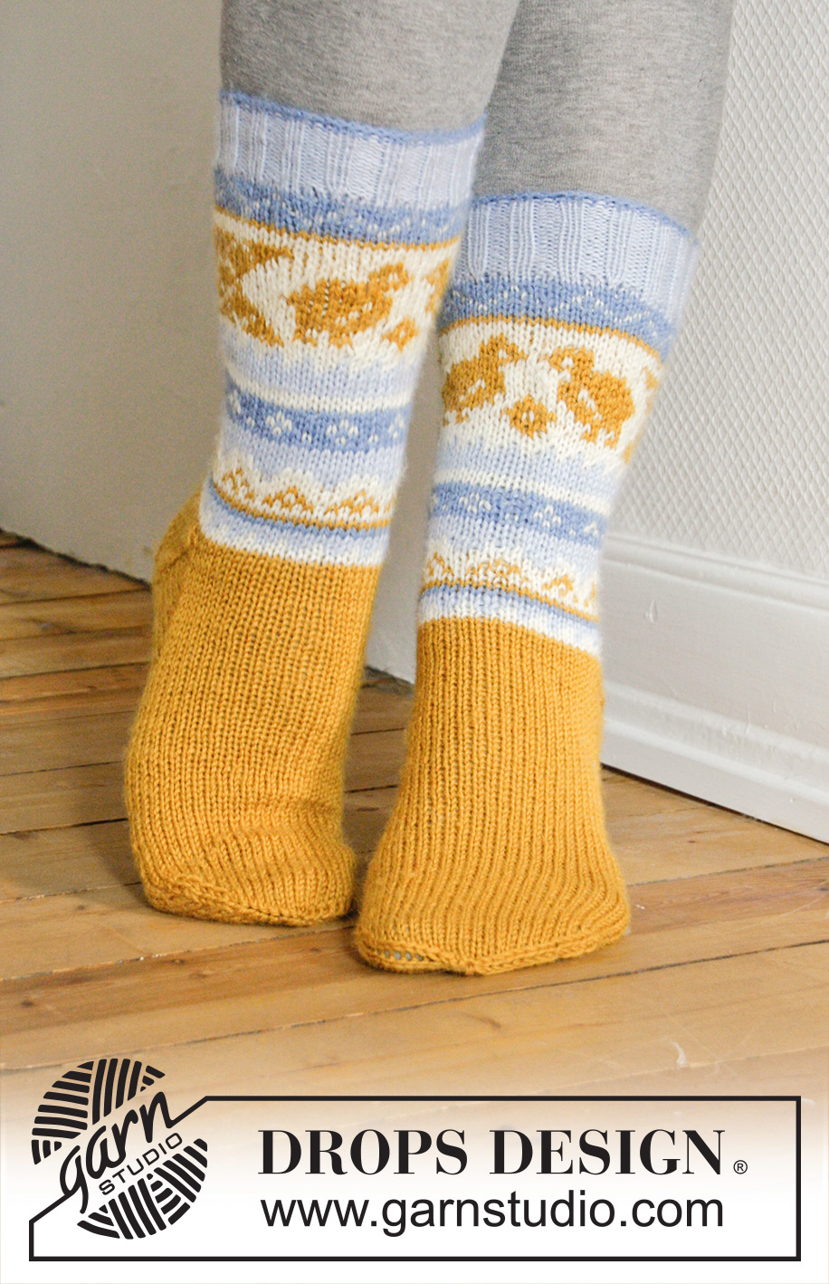 Chicken Dance / DROPS Extra 0-1102 - DROPS Easter: Knitted DROPS socks with Norwegian pattern in Karisma. Size 35 - 46.