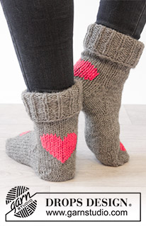 Heart Dance / DROPS Extra 0-1223 - DROPS Valentijn: gebreide DROPS sokken met hartjes van Nepal. Maat 35 - 43