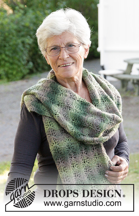 Forest Dream / DROPS Extra 0-1240 - Knitted DROPS scarf with wave pattern in ”Delight”.