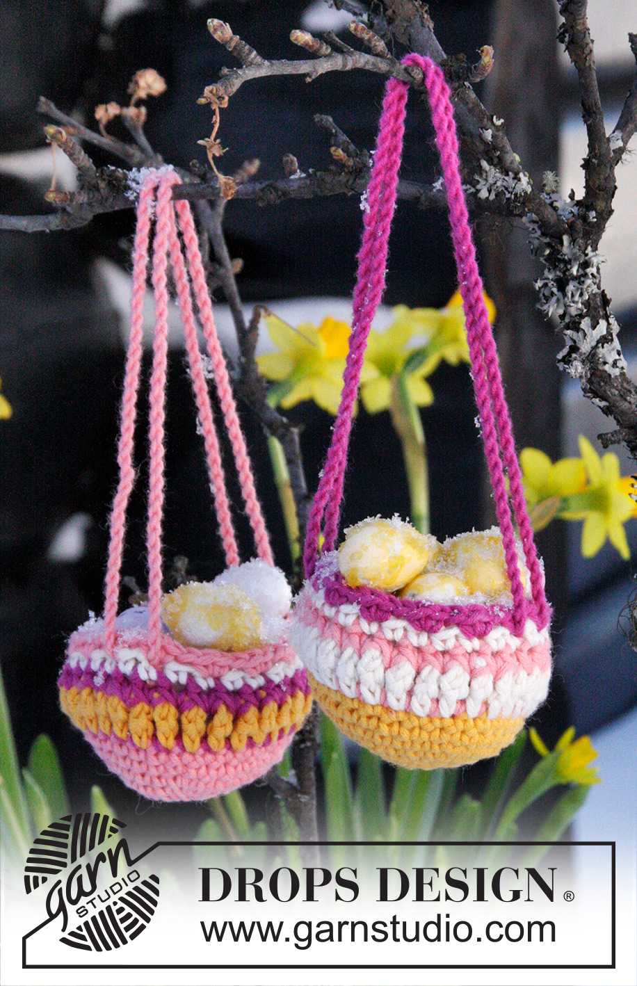 Easter Catch / DROPS Extra 0-1252 - DROPS Easter: Crochet DROPS mini basket with stripes in ”Safran”.