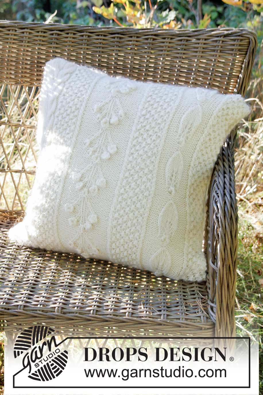 Snow Beads Pillow / DROPS Extra 0-1315 - Knitted DROPS pillow case with different patterns in Alpaca and “Brushed Alpaca Silk”.