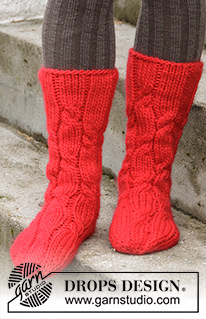 Christmas Journey / DROPS Extra 0-1331 - Gebreide sokken met kabels voor Kerst van DROPS Snow. Maat 35 - 43