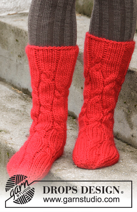 Christmas Journey / DROPS Extra 0-1331 - Gebreide sokken met kabels voor Kerst van DROPS Snow. Maat 35 - 43
