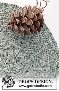 Deck the Tables / DROPS Extra 0-1345 - Pylväin virkattu DROPS pitsiliina jouluksi Cotton Viscose -langasta.