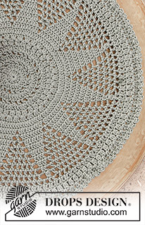 Deck the Tables / DROPS Extra 0-1345 - Pylväin virkattu DROPS pitsiliina jouluksi Cotton Viscose -langasta.