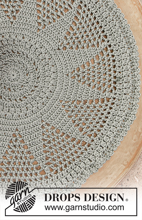 Deck the Tables / DROPS Extra 0-1345 - Pylväin virkattu DROPS pitsiliina jouluksi Cotton Viscose -langasta.