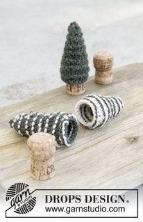 Season's Treats / DROPS Extra 0-1347 - Knitted Santa and Christmas tree bottle cap covers, in garter and stocking stitch. Piece is worked in DROPS Nepal. Theme: Christmas