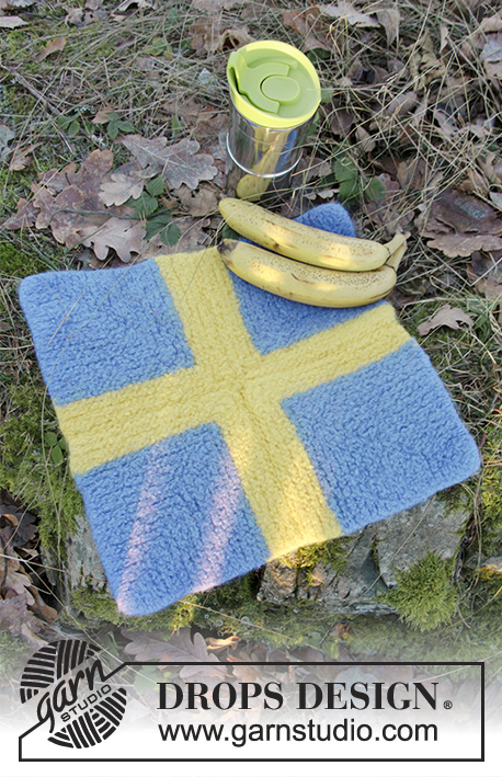DROPS Extra 0-1360 - Gestrickte und gefilzte Sitzauflage mit Dominoquadraten in DROPS Snow.