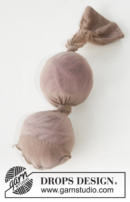 The Cat Cave / DROPS Extra 0-1381 - Felted house and balls for your cat, knitted in DROPS Snow.