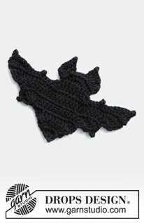 Bat Attack! / DROPS Extra 0-1391 - Hæklet flagermus til Halloween. Arbejdet er hæklet i DROPS Paris