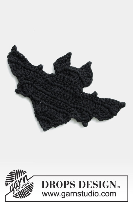 Bat Attack! / DROPS Extra 0-1391 - Hæklet flagermus til Halloween. Arbejdet er hæklet i DROPS Paris