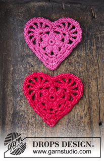 Rejoice / DROPS Extra 0-1394 - Heklet hjerte til jul. 
Arbeidet er heklet i DROPS Cotton Merino

