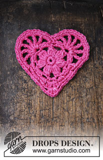 Rejoice / DROPS Extra 0-1394 - Heklet hjerte til jul. 
Arbeidet er heklet i DROPS Cotton Merino
