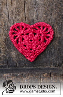 Rejoice / DROPS Extra 0-1394 - Heklet hjerte til jul. 
Arbeidet er heklet i DROPS Cotton Merino
