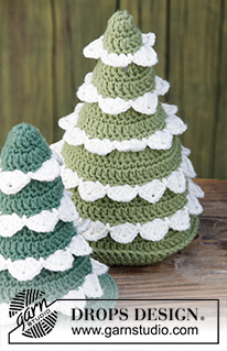 The Christmas Forest / DROPS Extra 0-1398 - Crocheted Christmas tree. 
The piece is worked in DROPS Merino Extra Fine.