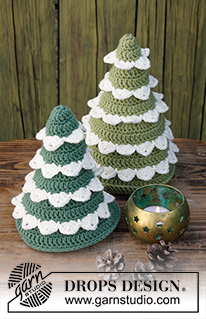 The Christmas Forest / DROPS Extra 0-1398 - Crocheted Christmas tree. 
The piece is worked in DROPS Merino Extra Fine.