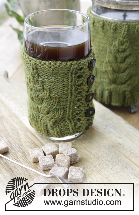 Christmas Brew / DROPS Extra 0-1402 - DROPS Christmas: Knitted cover with cables for press pot and cup. Piece is knitted in DROPS Lima.