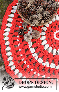 Christmas Circle / DROPS Extra 0-1408 - Hæklet cirkel gulvtæppe med striber til jul. Arbejdet er hæklet i DROPS Snow