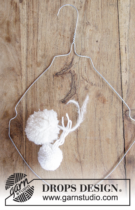 Snow Wreath / DROPS Extra 0-1416 - Dørkrans av pongponger til jul. Arbeidet er laget i DROPS Brushed Alpaca Silk, DROPS Nepal og DROPS Snow