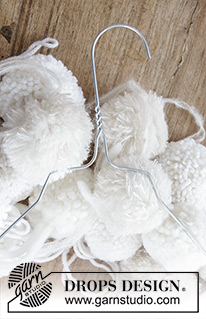 Snow Wreath / DROPS Extra 0-1416 - Dørkrans av pongponger til jul. Arbeidet er laget i DROPS Brushed Alpaca Silk, DROPS Nepal og DROPS Snow