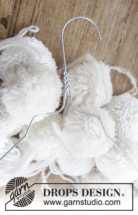 Snow Wreath / DROPS Extra 0-1416 - Dørkrans av pongponger til jul. Arbeidet er laget i DROPS Brushed Alpaca Silk, DROPS Nepal og DROPS Snow