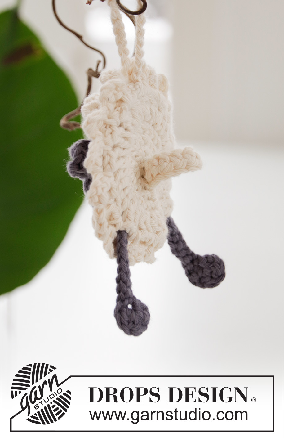 Rocking Sheep / DROPS Extra 0-1424 - Gehaakt schaap in DROPS Paris. Thema: Pasen.