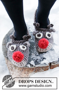 The Rudolphs / DROPS Extra 0-1429 - Gehaakte sloffen in DROPS Snow. Sloffen met rendierhoofd en pompomps. Maten 35 – 43. Thema: Kerst.