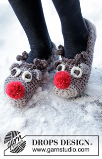 The Rudolphs / DROPS Extra 0-1429 - Gehaakte sloffen in DROPS Snow. Sloffen met rendierhoofd en pompomps. Maten 35 – 43. Thema: Kerst.