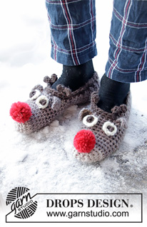 The Rudolphs / DROPS Extra 0-1429 - Gehaakte sloffen in DROPS Snow. Sloffen met rendierhoofd en pompomps. Maten 35 – 43. Thema: Kerst.
