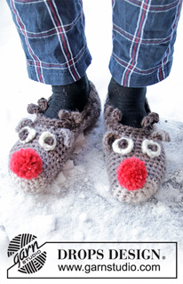 The Rudolphs / DROPS Extra 0-1429 - Gehaakte sloffen in DROPS Snow. Sloffen met rendierhoofd en pompomps. Maten 35 – 43. Thema: Kerst.