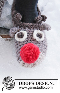 The Rudolphs / DROPS Extra 0-1429 - Gehaakte sloffen in DROPS Snow. Sloffen met rendierhoofd en pompomps. Maten 35 – 43. Thema: Kerst.
