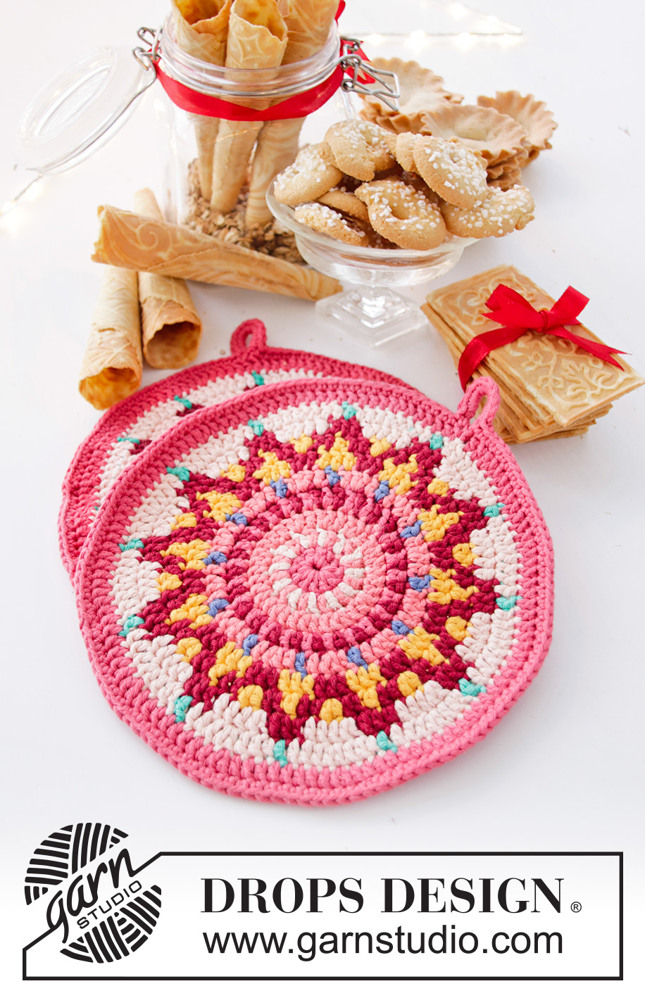 Baking Party / DROPS Extra 0-1444 - Crocheted pot holders in DROPS Paris. The piece is worked in the round in a circle and with coloured pattern. Theme: Christmas.