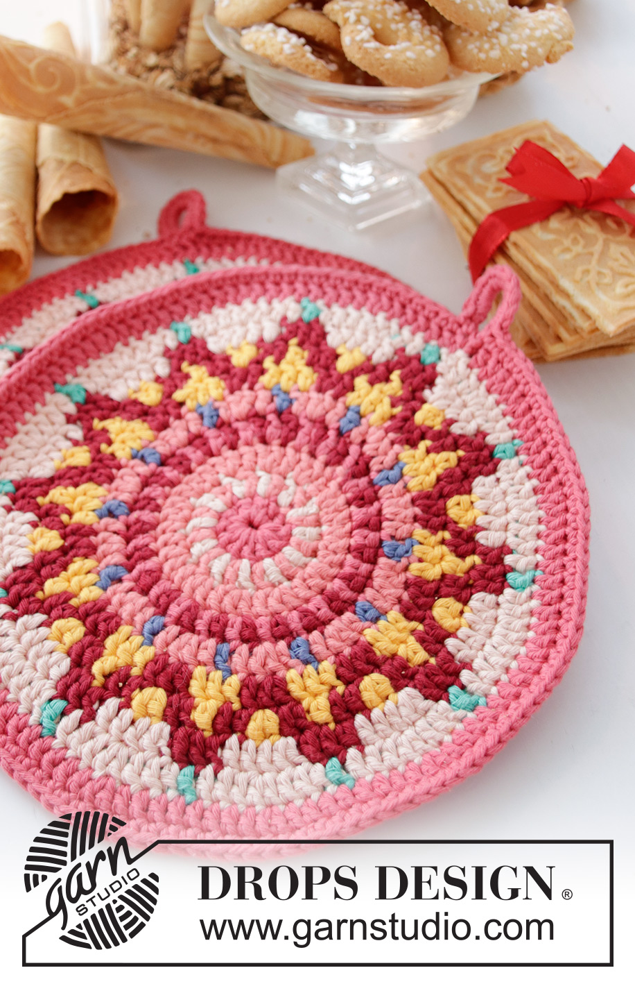 Baking Party / DROPS Extra 0-1444 - Crocheted pot holders in DROPS Paris. The piece is worked in the round in a circle and with coloured pattern. Theme: Christmas.