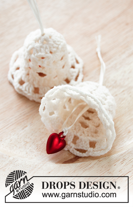 Jingle Bells / DROPS Extra 0-1446 - Crochet bells in DROPS Safran. The piece is worked with a fan pattern. Theme: Christmas.