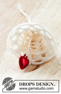 Jingle Bells / DROPS Extra 0-1446 - Crochet bells in DROPS Safran. The piece is worked with a fan pattern. Theme: Christmas.