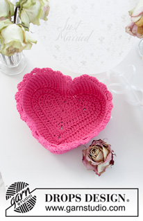 Forever Love / DROPS Extra 0-1452 - Heklet kurv formet som hjerte. Arbeidet er heklet i DROPS Paris. Tema: Valentine