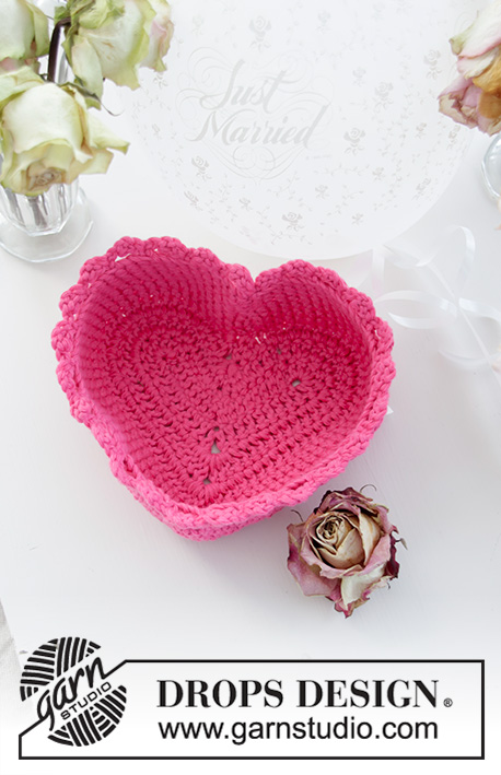Forever Love / DROPS Extra 0-1452 - Heklet kurv formet som hjerte. Arbeidet er heklet i DROPS Paris. Tema: Valentine