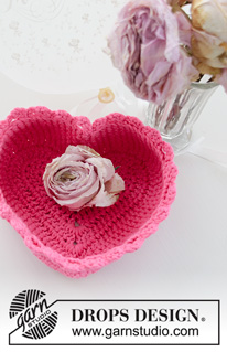 Forever Love / DROPS Extra 0-1452 - Heklet kurv formet som hjerte. Arbeidet er heklet i DROPS Paris. Tema: Valentine