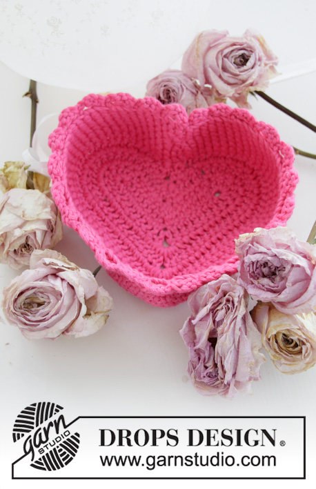 Forever Love / DROPS Extra 0-1452 - Heklet kurv formet som hjerte. Arbeidet er heklet i DROPS Paris. Tema: Valentine