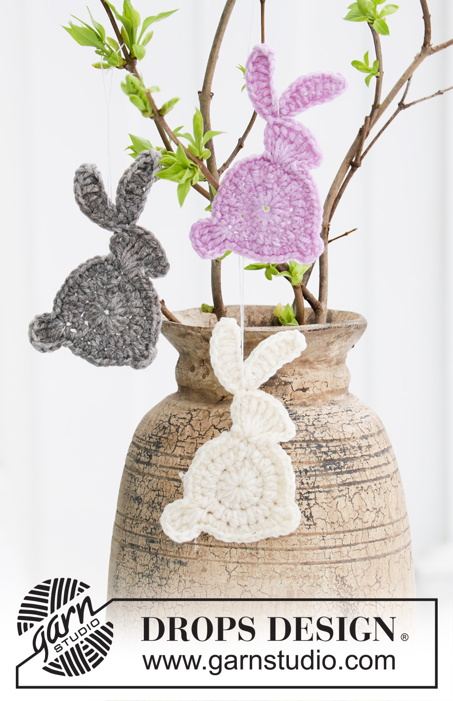 Hoppity Hop / DROPS Extra 0-1453 - Crocheted Easter Bunny in DROPS Merino Extra Fine. 
Theme: Easter.