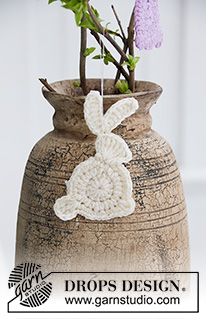 Hoppity Hop / DROPS Extra 0-1453 - Crocheted Easter Bunny in DROPS Merino Extra Fine. 
Theme: Easter.