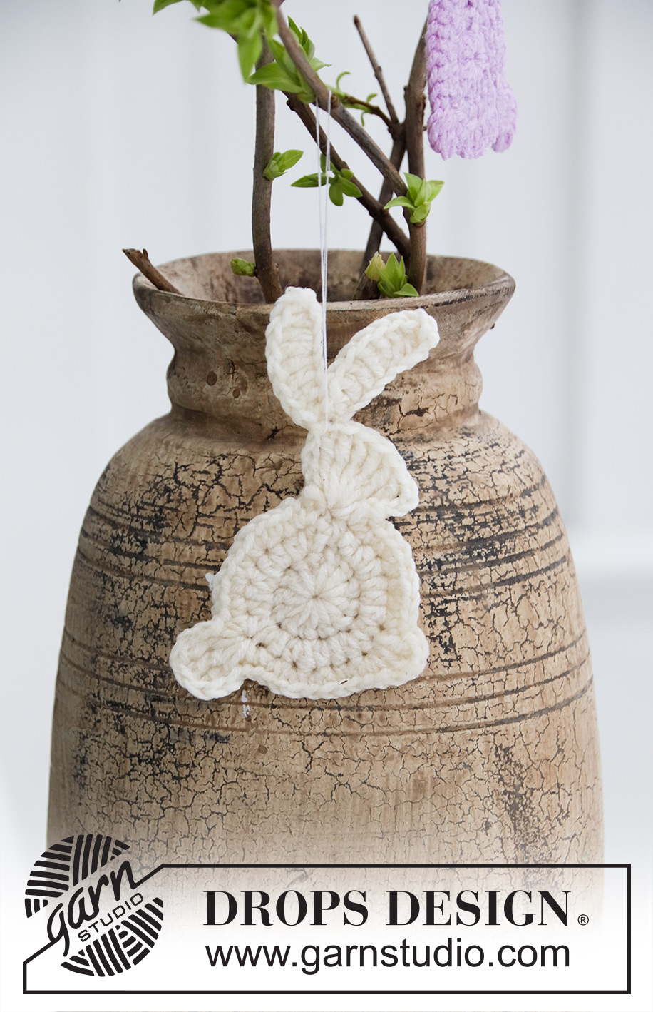 Hoppity Hop / DROPS Extra 0-1453 - Crocheted Easter Bunny in DROPS Merino Extra Fine. 
Theme: Easter.