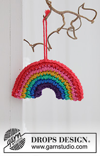 Holiday Rainbows / DROPS Extra 0-1463 - Crochet rainbow decoration for Christmas in DROPS PARIS. Theme: Christmas.