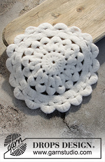 That's Hot / DROPS Extra 0-1472 - Crocheted and felted trivet for Christmas in DROPS Alaska. The piece is worked according to the diagrams, middle outwards. Theme: Christmas.