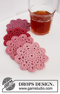 Blushing Coasters / DROPS Extra 0-1498 - Heklet glassbrikke formet som en blomst i DROPS Paris.
